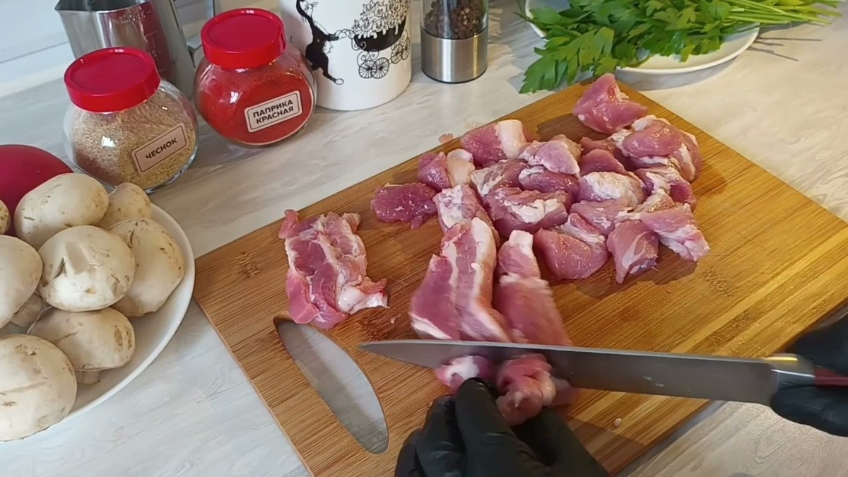 Приготовление:
1. Нарежьте свинину на порционные кусочки.