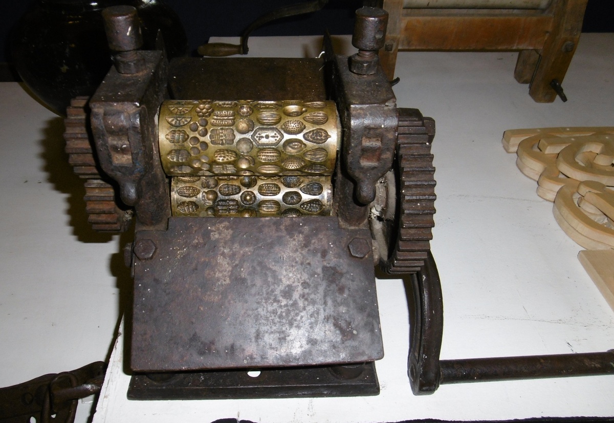 Станок с валиком для придания формы леденцам, начало XX века. © Мытский краеведческий музей