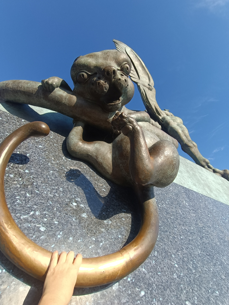 Вот так уду держаться за хвост своего львёнка? Или всё же отпущу? 