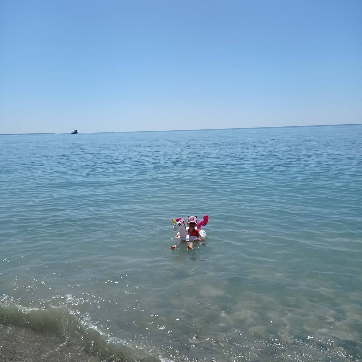 Дочка купается в Черном море