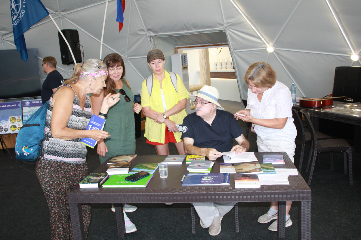 Эльдар Ахадов общается с гостями мероприятия