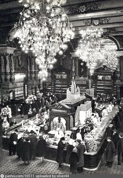 Елисеевский гастроном, 1956 год. Источник https://pastvu.com/p/10511.