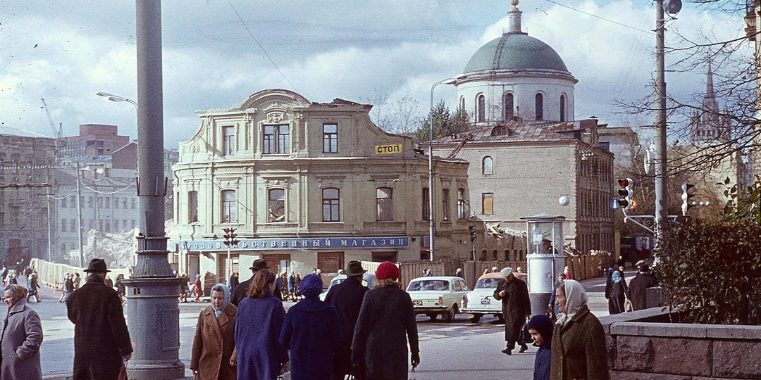 Картинки прошлого: Дама в будке и милиционер в стакане