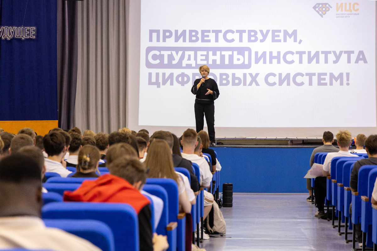 Ректор ЯГТУ Елена Степанова выступает перед студентами 1 сентября 2025 года