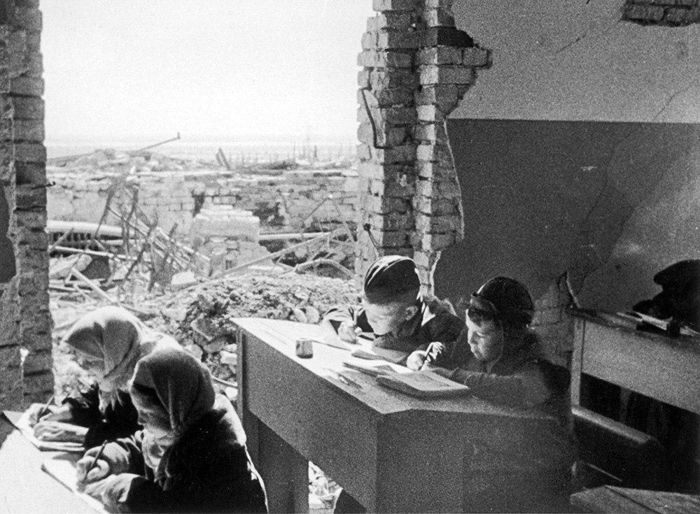 Занятие школьников в Сталинграде после боев, 1943 год