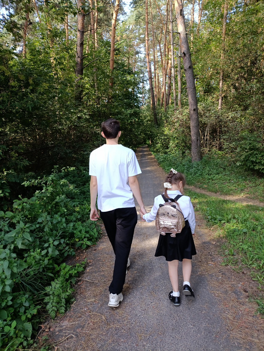 Брат ведёт сестричку в 1 класс