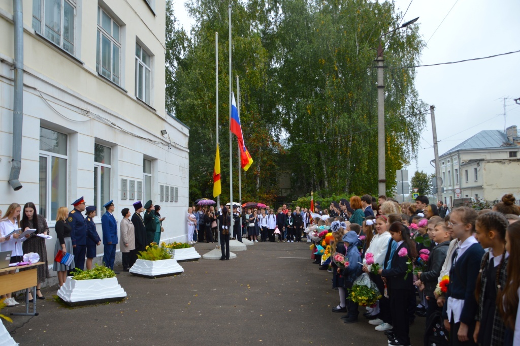 Все школьные линейки начинаются с подъема флага и исполнения гимна