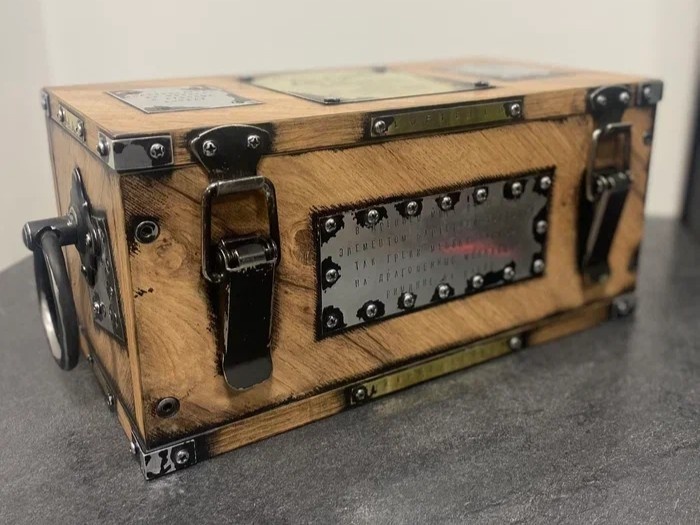 Сундук напоминающий реквезит из фильма про постапокалипсис