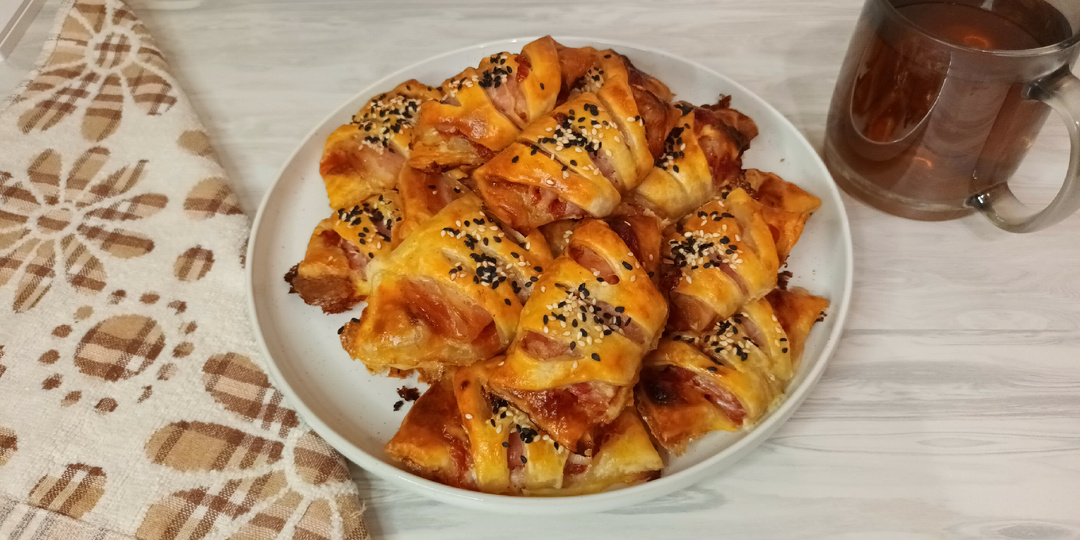 Закусочные слойки с беконом.