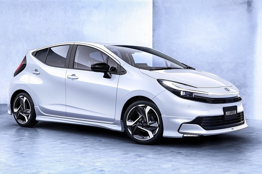    Обновленный хэтчбек Toyota Aqua с обвесом Modellista