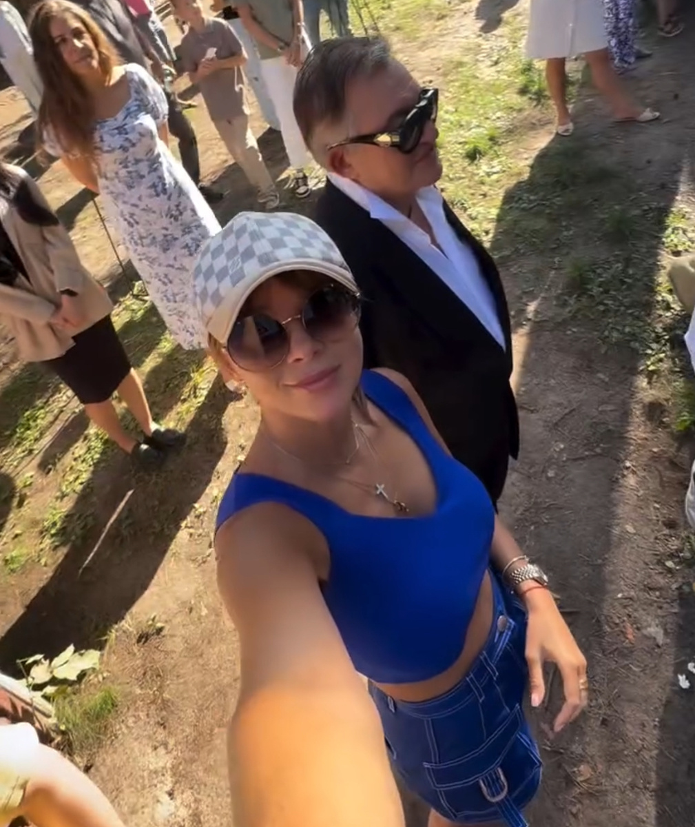   Полина и Дмитрий Дибровы на школьном праздникеКадр из видео