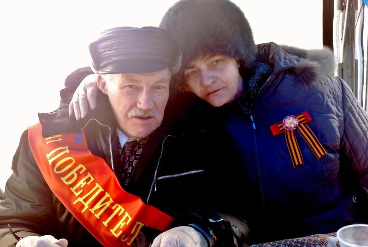 Владимир Григорьевич с дочерью на параде 9 мая. Фото: из личного архива семьи Николенко