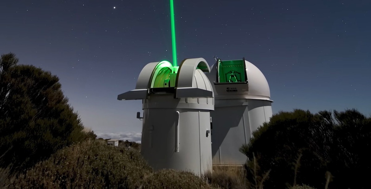    Одна установка испускает лазерные импульсы, другая улавливает отраженные фотоны