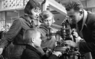 Антон Макаренко с учениками 