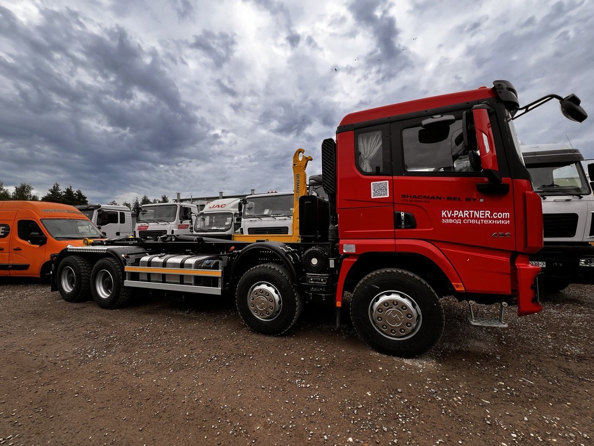 Автомобиль специальный грузовой-крюковой погрузчик "Партнер АСП" на базе шасси Shacman X3000 (8х4)