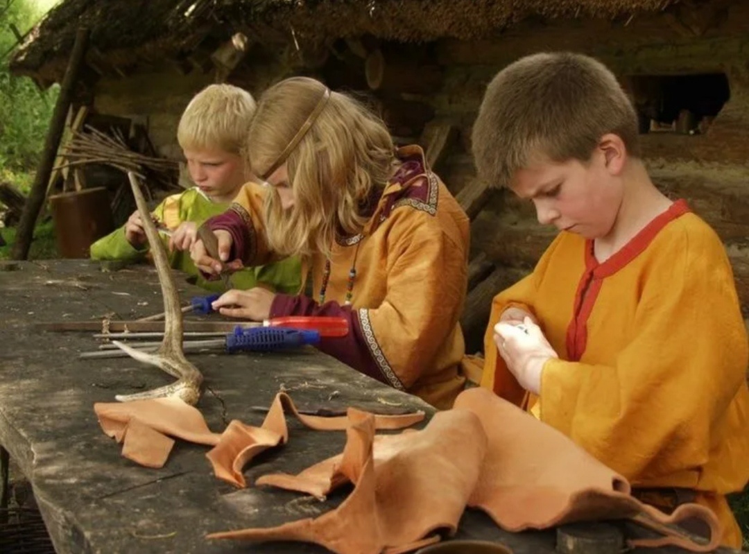 Дети сами  себе готовят снаряжение и отличающие их в совместных играх атрибуты.