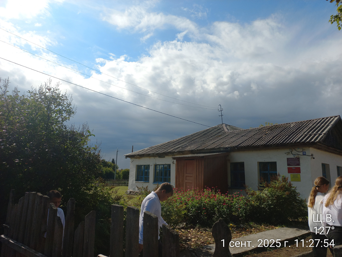 Здание старшей школы. Ныне закрыто из-за аварийного состояния.