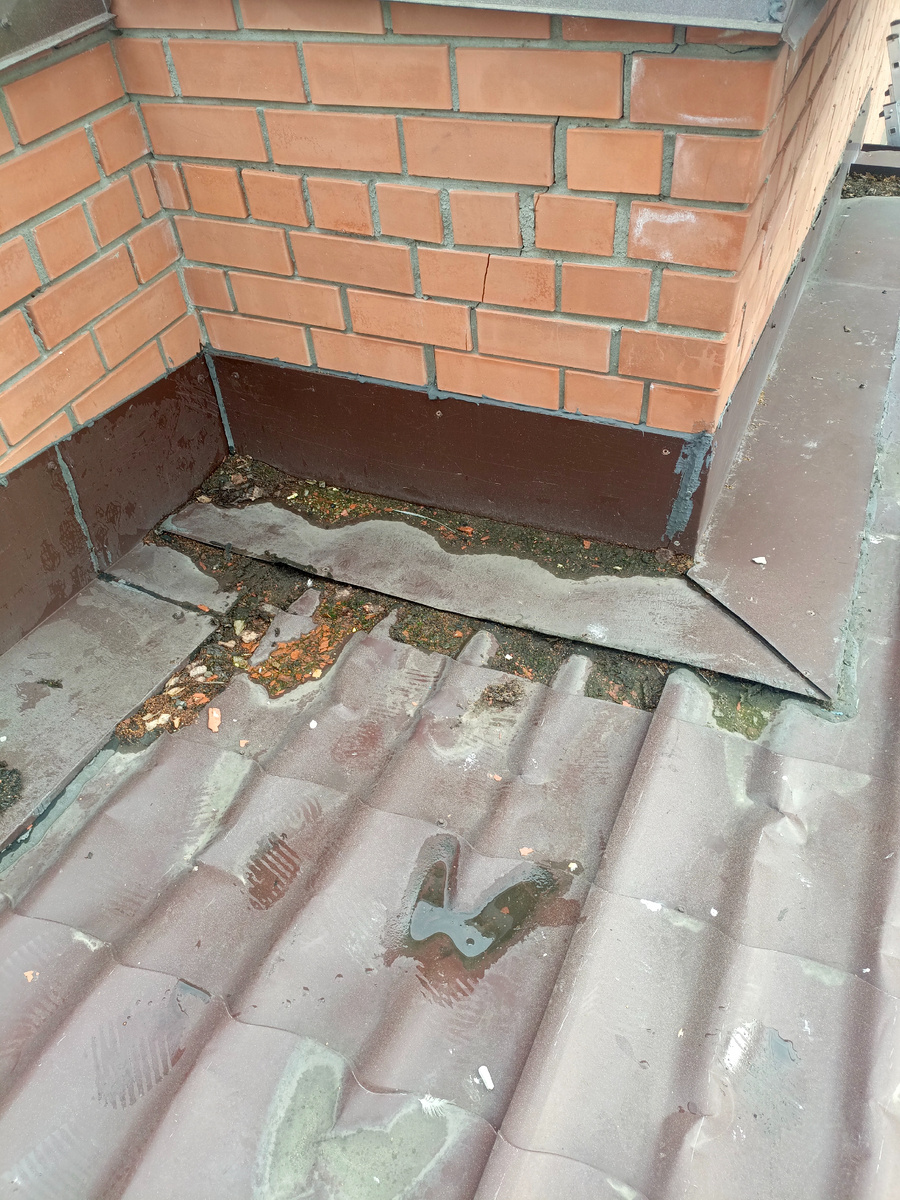 Не правильно смонтированная планка примыкания к стене в конце ската 1-го листа