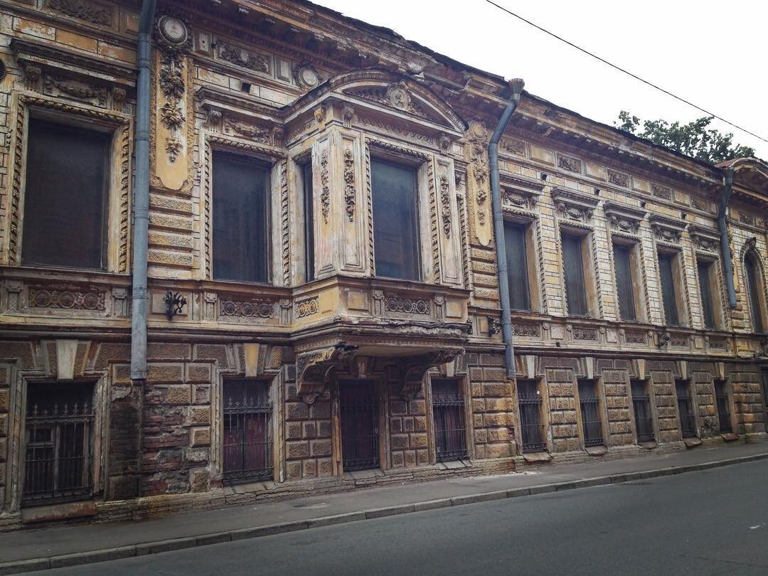 (Источник: https://droogie.ru/spot/osobnyak-kupcov-brusnicynyx/) 