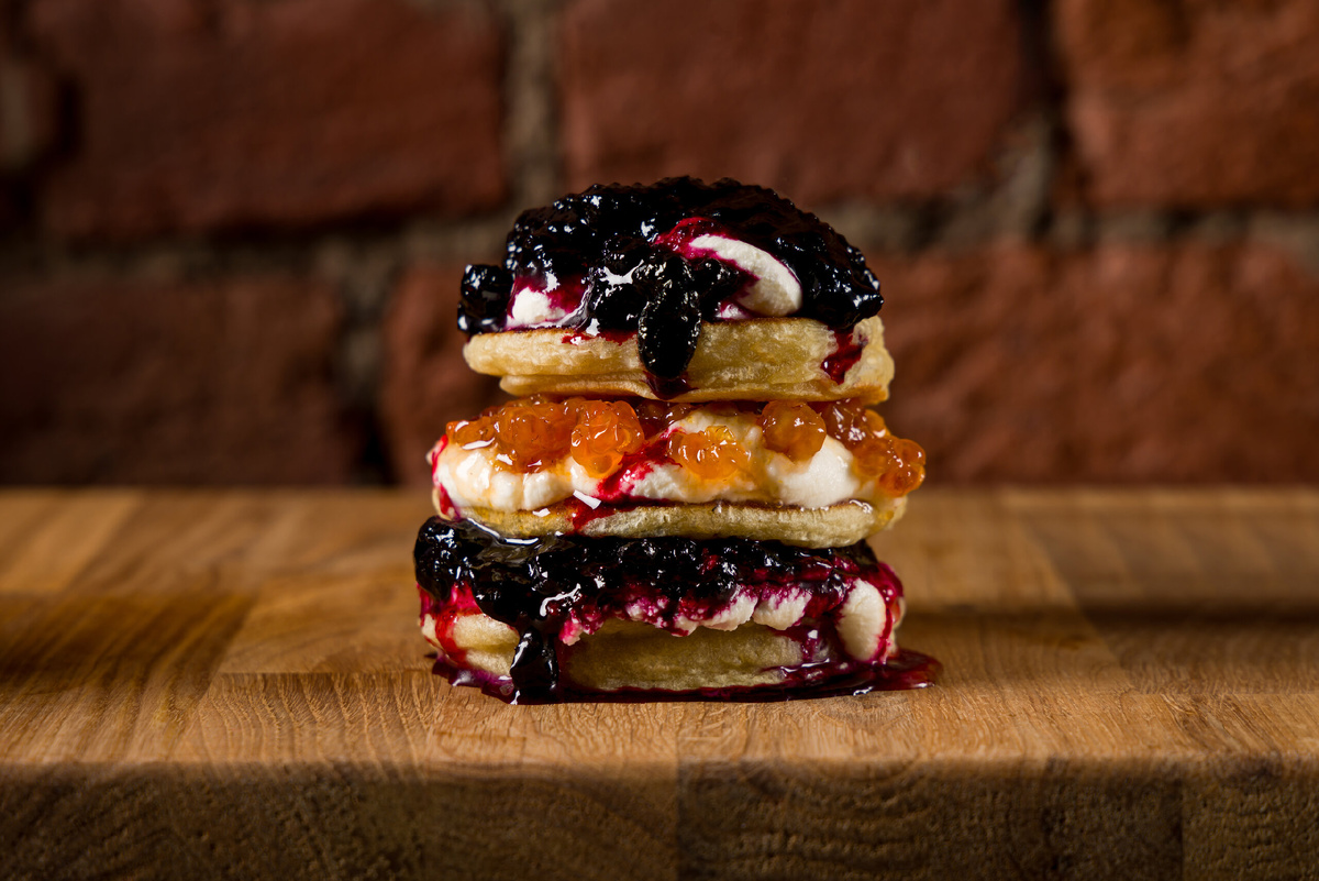 Оладьи на пиве с рикоттой и ежевичным вареньем в «Ян Примус»