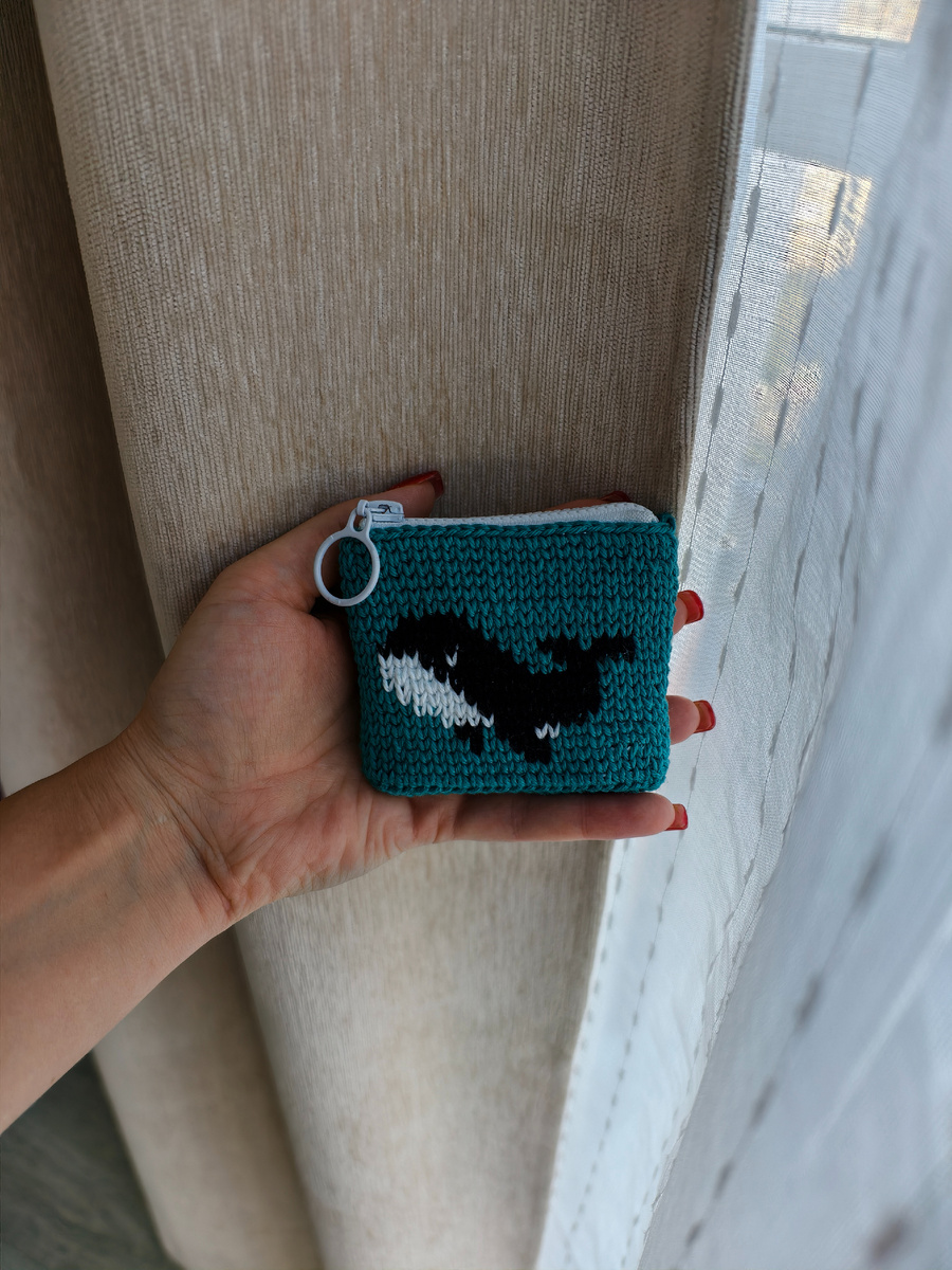 Кошельки: от древности до современности История кошельков Кошелек — это не просто аксессуар для хранения денег, а важный элемент материальной культуры человечества. Первые прообразы кошельков появились еще в древние времена, когда люди начали использовать различные мешочки и сумки для хранения ценностей. Эволюция форм Традиционные кошельки прошли долгий путь развития. От простых кожаных мешочков до современных дизайнерских моделей — каждый исторический период оставил свой след в их эволюции. В средневековье кошельки украшались вышивкой и драгоценностями, показывая статус владельца.Современные тенденцииСегодняшний рынок предлагает огромное разнообразие кошельков:Классические кожаные моделиКомпактные визитницыКошельки-клатчиСпортивные вариантыЭко-кошельки из натуральных материаловОсобенности выбораПри выборе кошелька важно учитывать:Материал изготовленияРазмер и вместительностьДизайн и стильУдобство использованияЗащиту от кражиРучная работаОсобую нишу занимают кошельки ручной работы. Они становятся все более популярными благодаря уникальности исполнения и индивидуальному подходу к созданию.Жаккардовые кошелькиЖаккардовое плетение — это особый вид рукоделия, позволяющий создавать сложные узоры и фактуры. Кошельки, связанные жаккардом, обладают рядом преимуществ:Уникальность дизайнаПрочность и долговечностьЭкологичность материаловВозможность создания индивидуального стиляТактильная привлекательностьЗаключениеВ эпоху массового производства особенно ценятся вещи, созданные вручную. Жаккардовые кошельки — это не просто аксессуар, а настоящее произведение искусства, которое будет радовать владельца своей красотой и функциональностью долгие годы. Создание такого кошелька своими руками — это возможность воплотить собственные идеи и создать по-настоящему уникальный предмет.