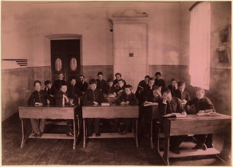 Ученики Александровского реального училища, начало XX века. Источник frontiers.loc.gov