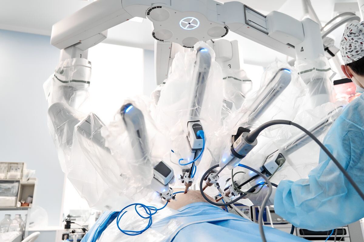 Узнайте о хирургии будущего в ГК «Мать и дитя»: минимальные разрезы, минимальная кровопотеря, сниженный риск рецидивов при онкологических заболеваниях.
