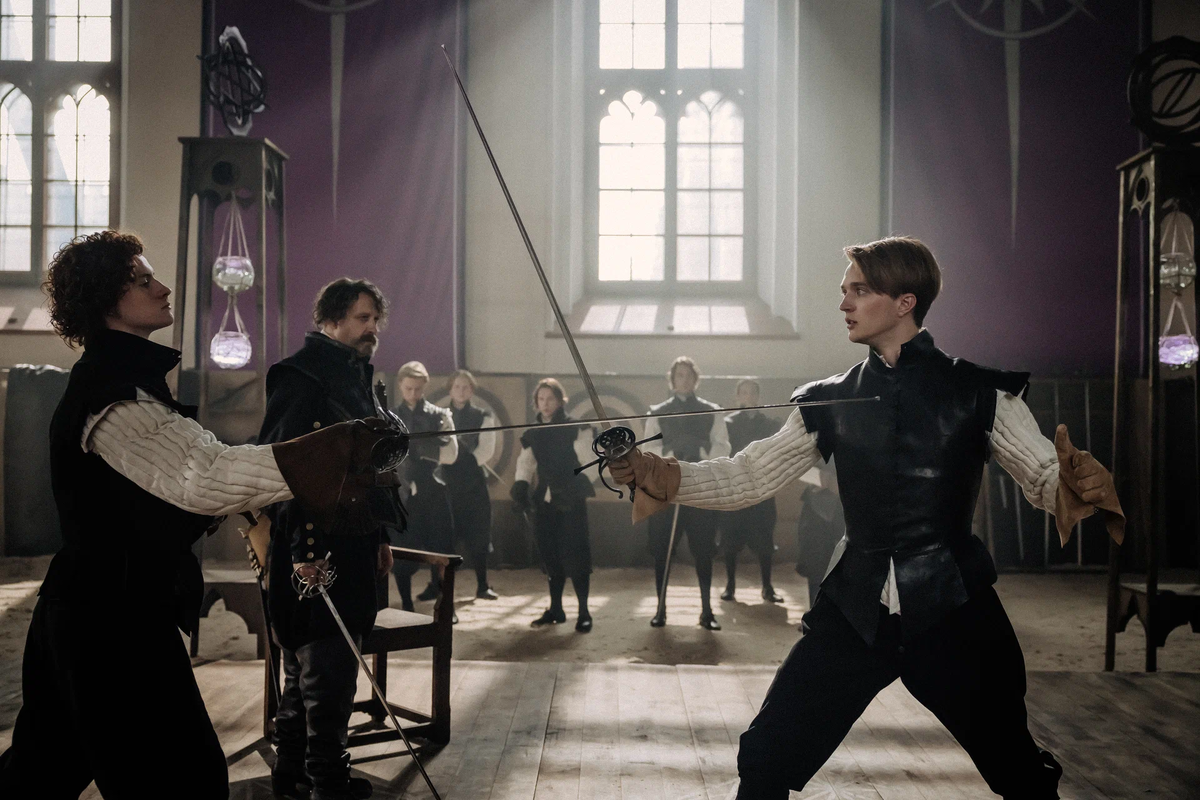 Молодым актёрам очень идёт вот эта вся история с формой, фехтованием и т.п. Но куда дели Сузу-Музу? Арамоновы штаны, как говорится, во все стороны равны, это унары должны были сразу выучить