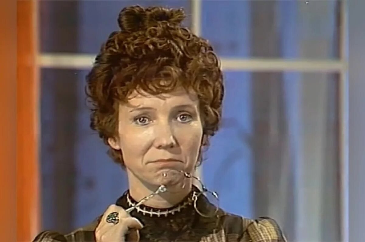    Эра с детства была творческой натурой: коллекционировала фотографии звезд кино, моделировала одежду, танцевала, играла на скрипке.