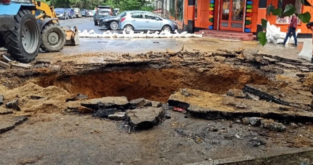 В Новосибирске прокуратура проверит провал грунта, предположительно из-за аварии на канализации
