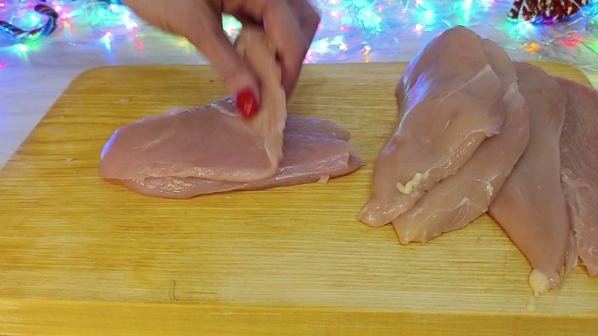 1. Куриное филе разрежьте вдоль, чтобы получились тонкие пласты.