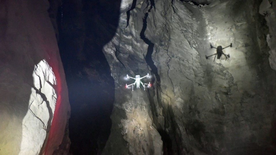 Первые беспилотные самосвалы также были запущены на руднике «Скалистый», а всего под землей работают десятки современных машин ..