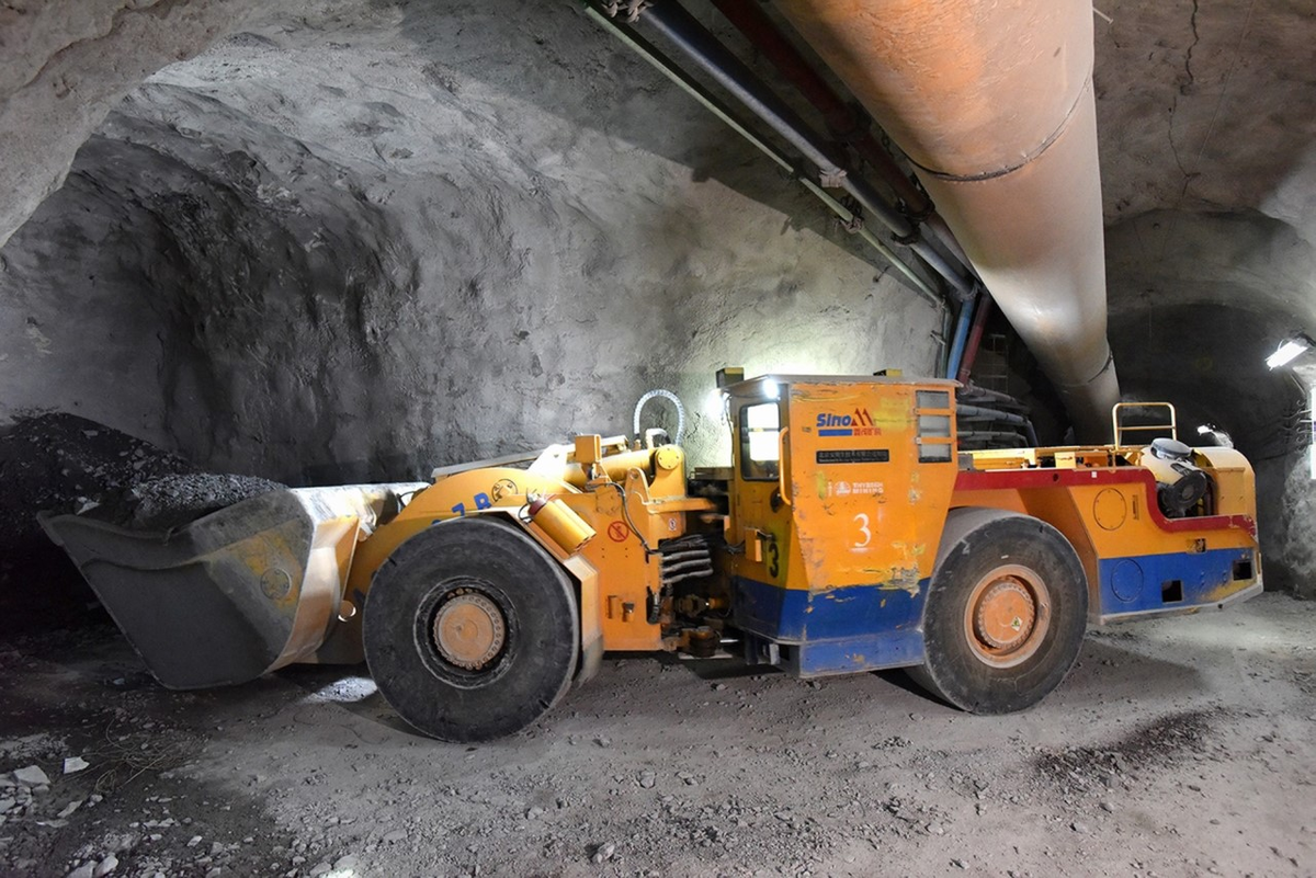 Первые беспилотные самосвалы также были запущены на руднике «Скалистый», а всего под землей работают десятки современных машин ...