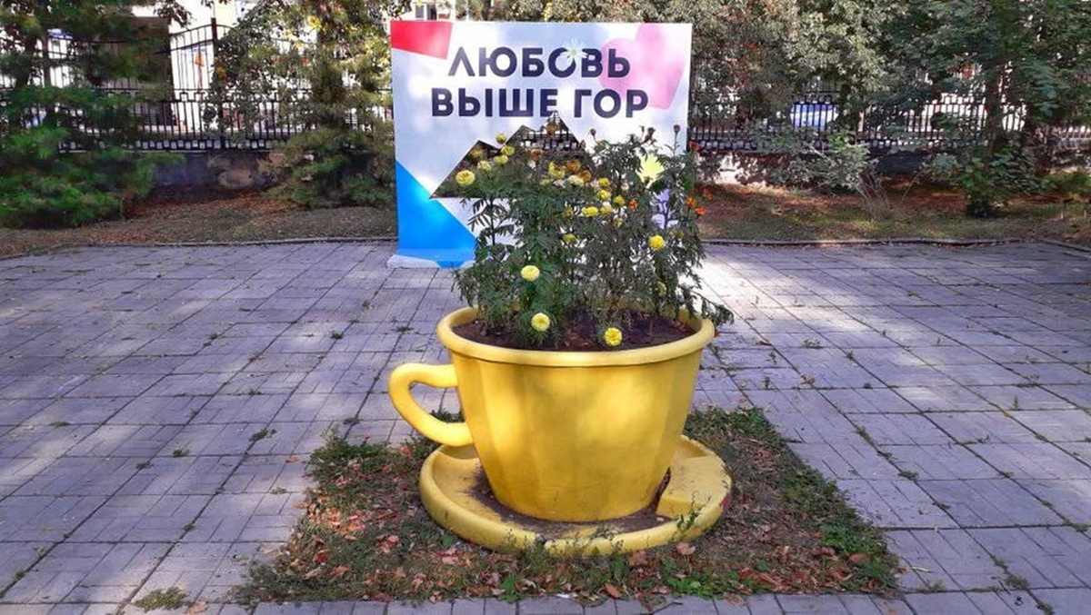 Челябинск в сентябре. Такие необычные вазы находятся в парке имени Пушкина