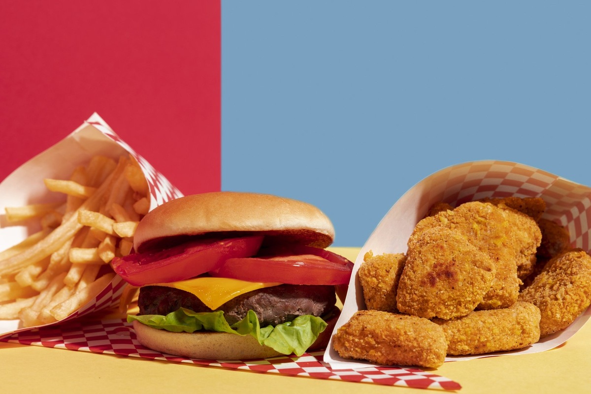    Гамбургеры, пицца, картошка фри и наггетсы содержат много насыщенных жиров и вредят сосудам мозга не меньше, чем коктейли и мороженое