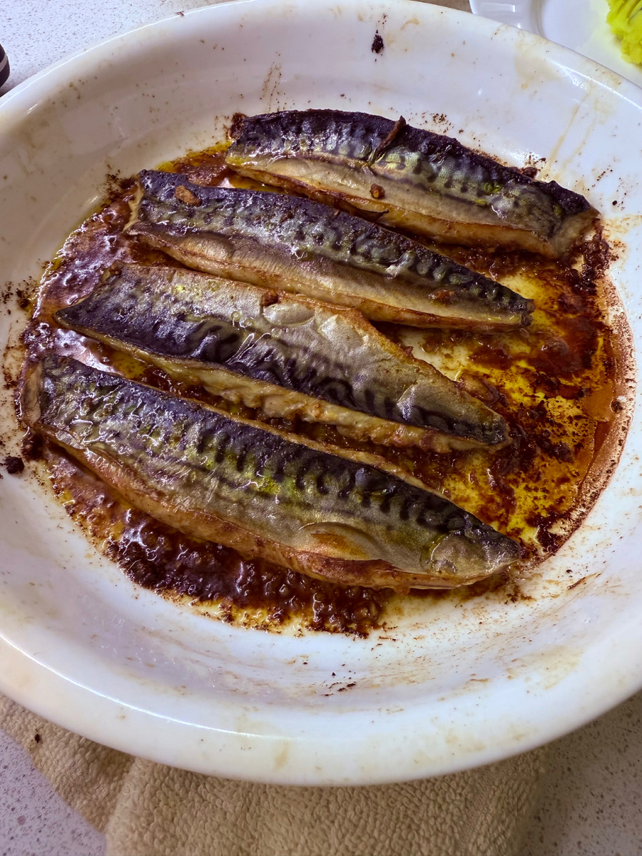 Гордон Рамзи известен своим прямолинейным и порой жёстким стилем общения на кулинарных шоу. Он не боится высказывать своё честное мнение о кулинарных способностях участников, что сделало его популярным, но также и довольно противоречивой фигурой.