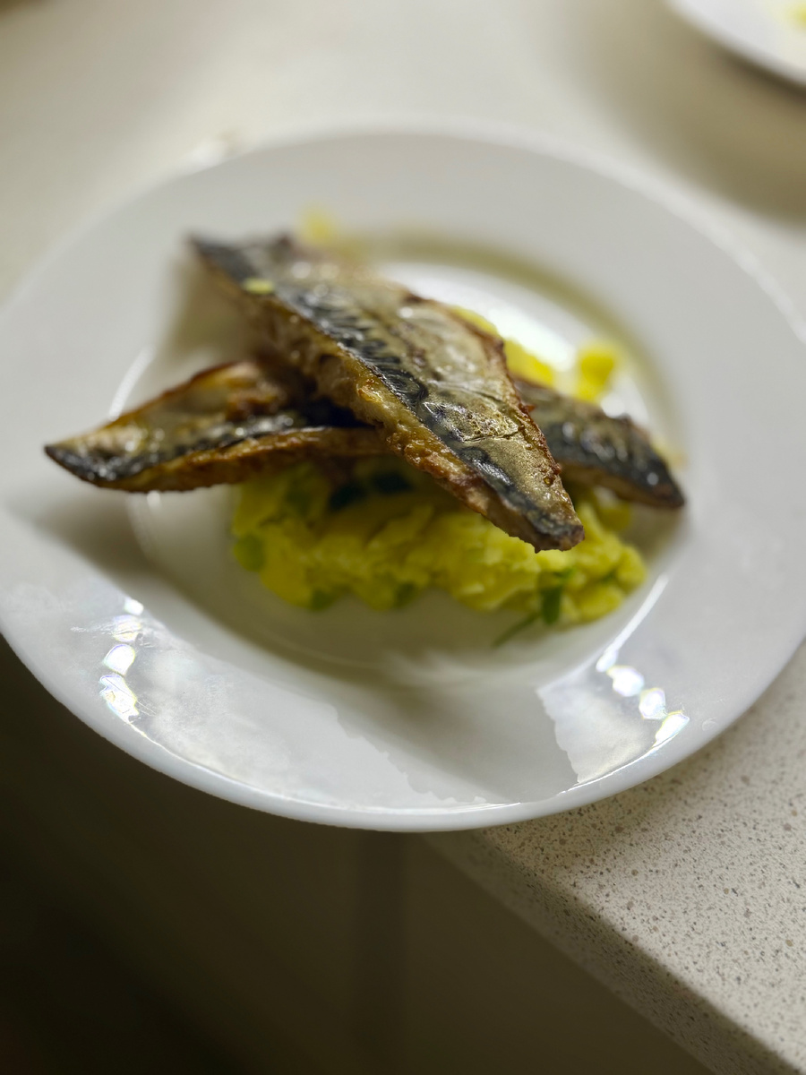 Помимо телевизионной карьеры и управления сетью ресторанов, Гордон Рамзи написал множество кулинарных книг, которые стали бестселлерами и пользуются популярностью у любителей кулинарии по всему миру. В этих книгах он делится своими рецептами, кулинарными секретами и советами по приготовлению блюд.