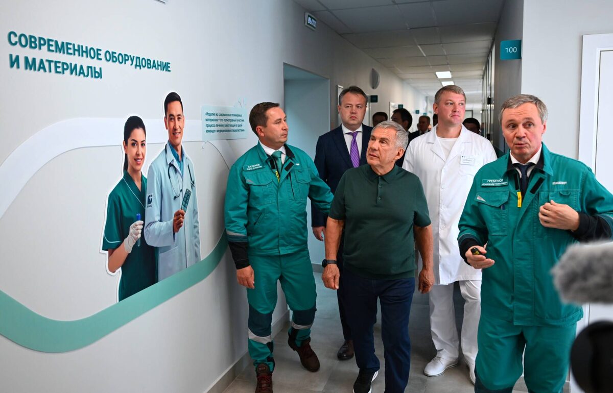 Рустаму Минниханову презентовали полностью модернизированую поликлинику «Нижнекамскнефтехима»Фото: rais.tatarstan.ru