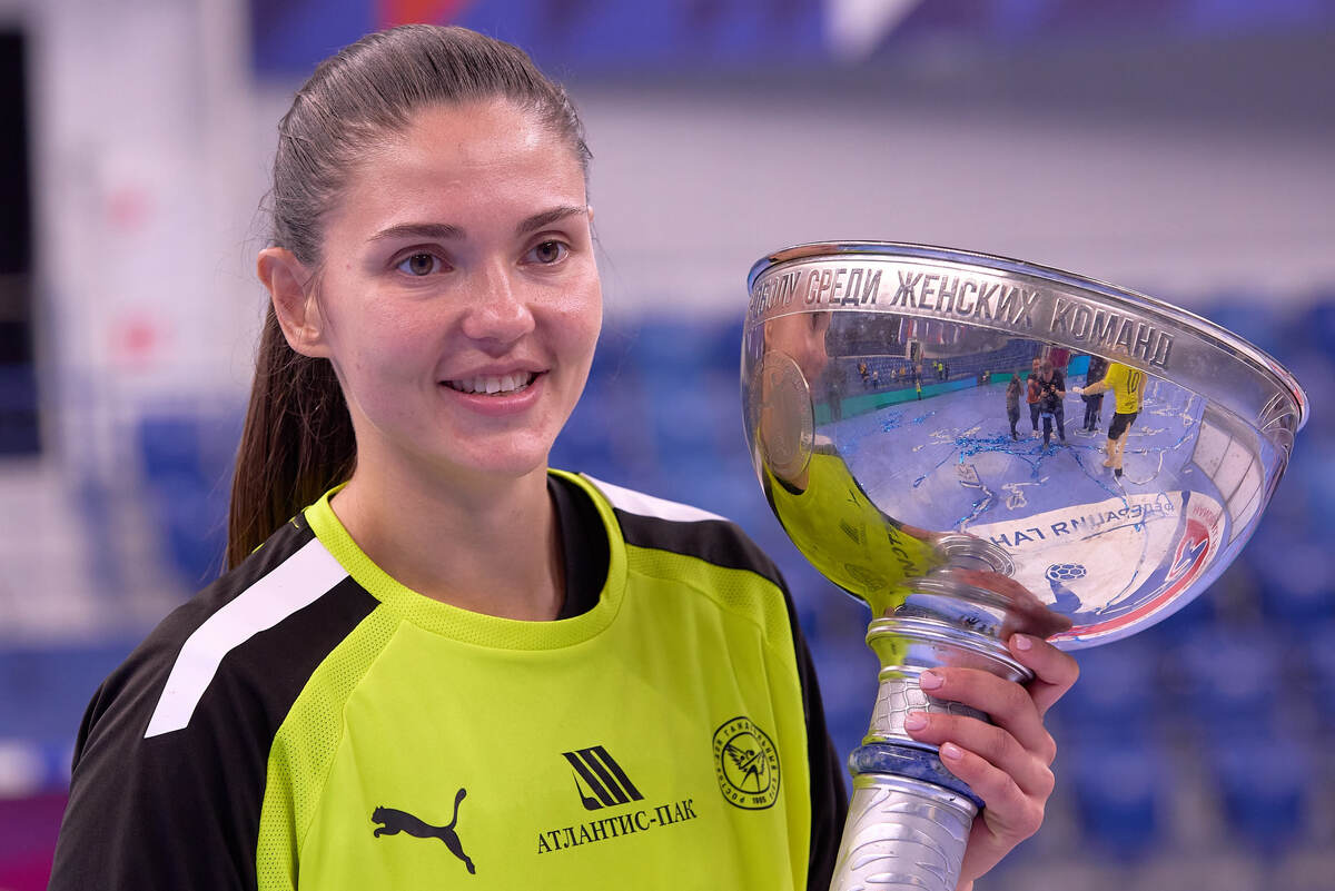    Героиня матча Анастасия Рябцева с трофеем