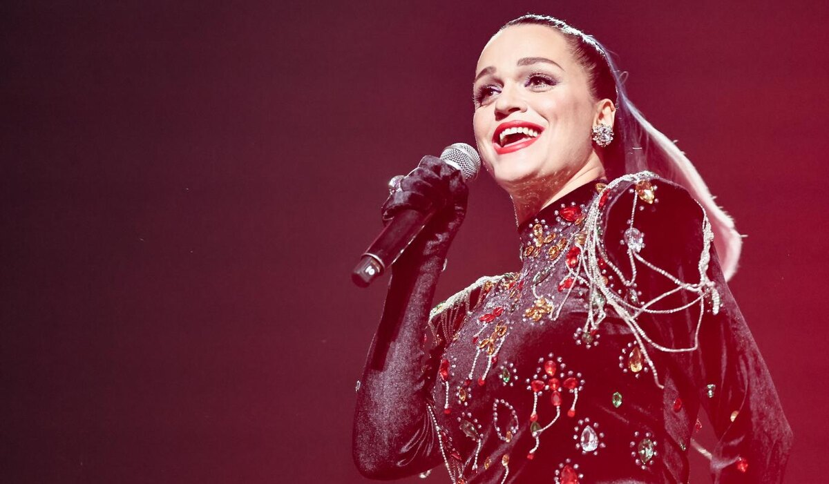     Поклонник подарил певице Славе кольцо за полмиллиона рублей