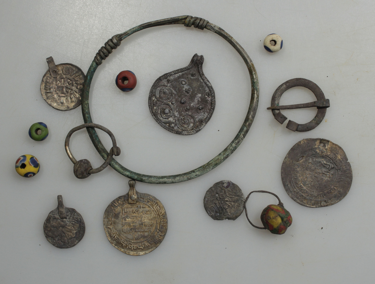 Украшения из женского погребения 72. В левом нижнем углу – джитал, чеканеный в Индии © Институт археологии РАН
