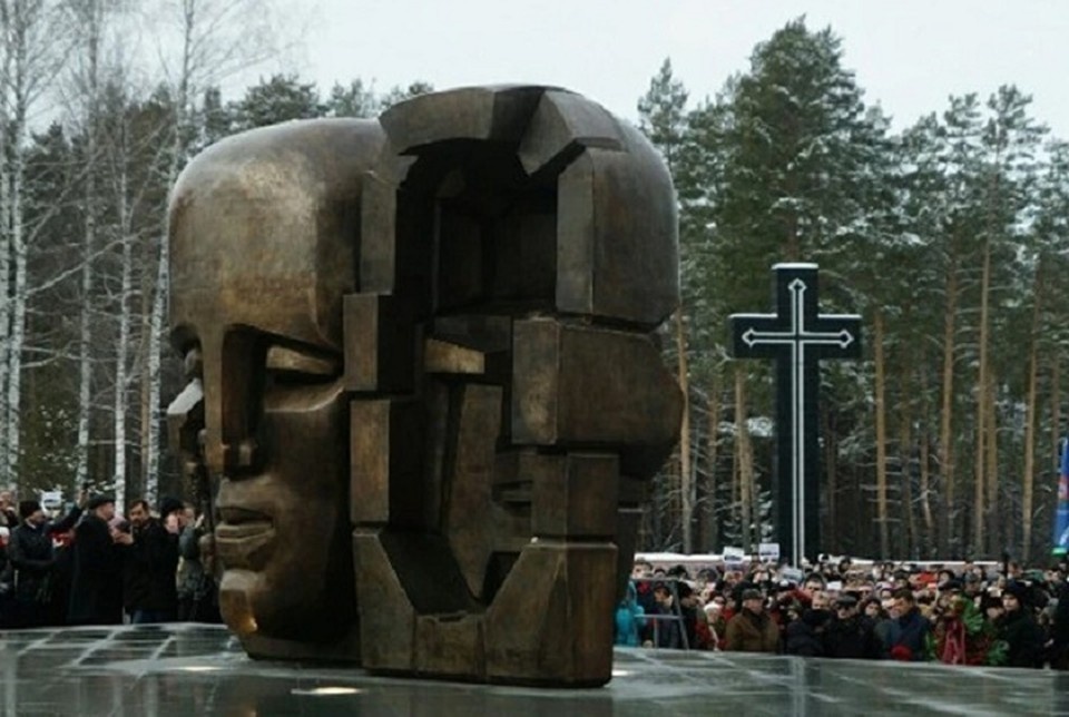    На мемориальном комплексе будут менять крест Алексей БУЛАТОВ
