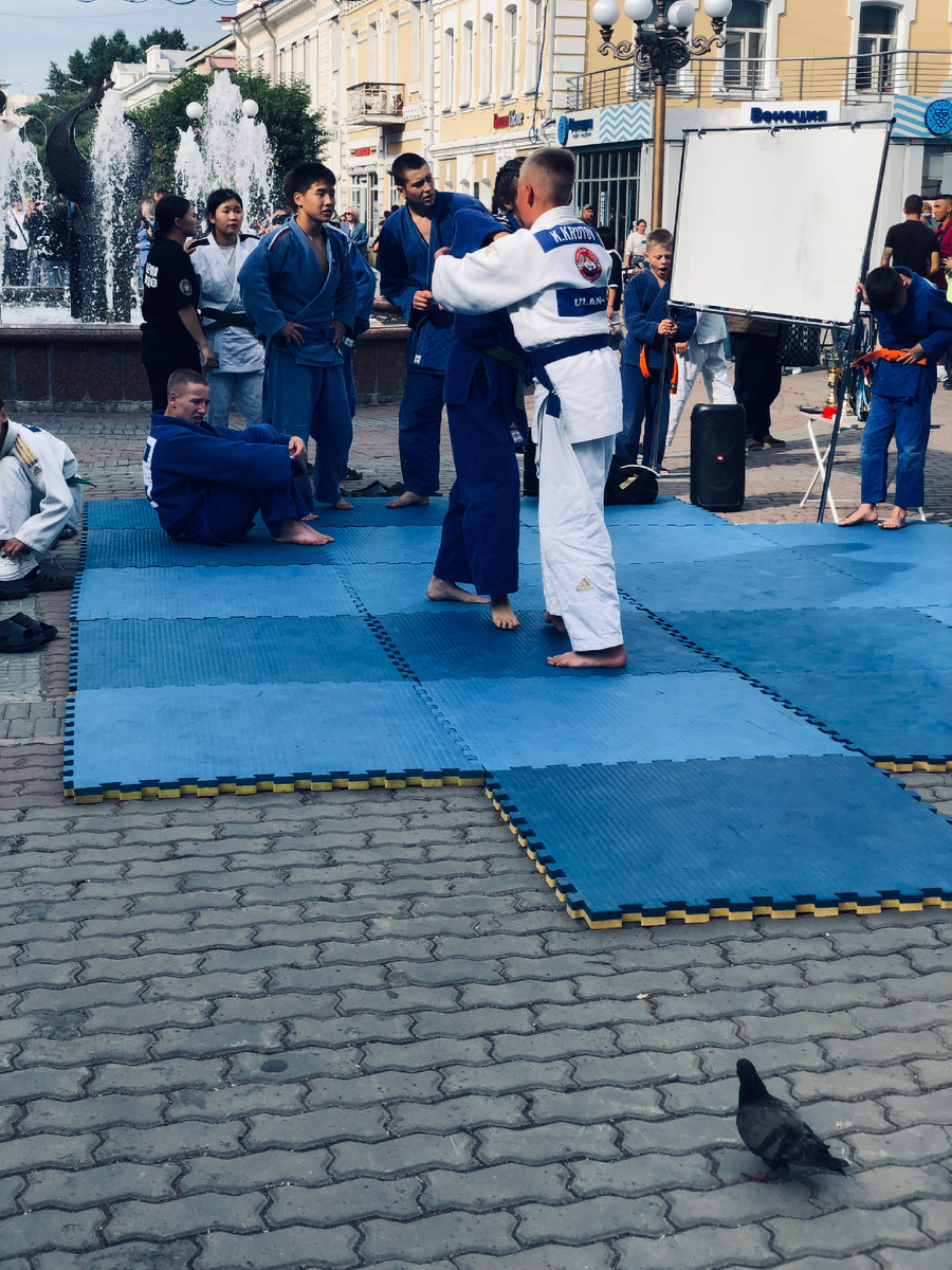 Обратите внимание на девушку в белом возле фонтана, дальше она будет героиней. У этой пары все мирно.