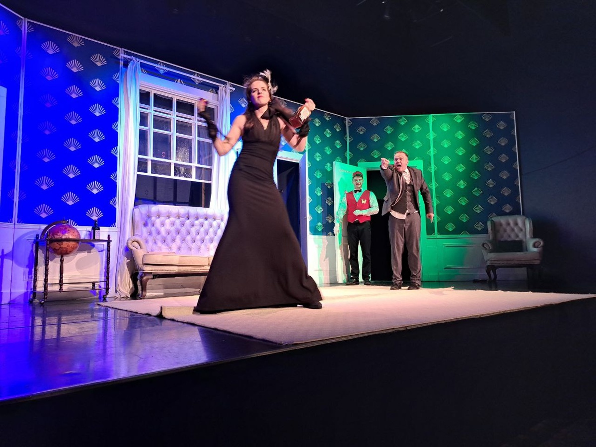 Актеры спектакля на поклоне. Жена главного героя.