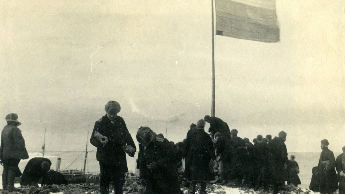 Гидрографическая экспедиция Вилькицкого. Момент подъема флага на Северной Земле. Фото: Научный архив РГО