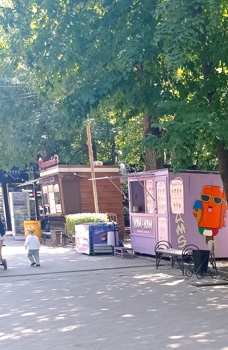 Аллея в парке "Сказка"