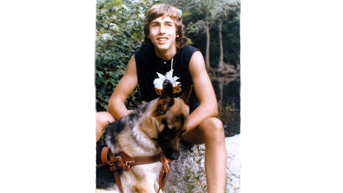 Эрик Вайхенмайер (Erik Weihenmayer), 15 лет, со своей собакой-поводырем по кличке Визард. Источник: erikweihenmayer.com