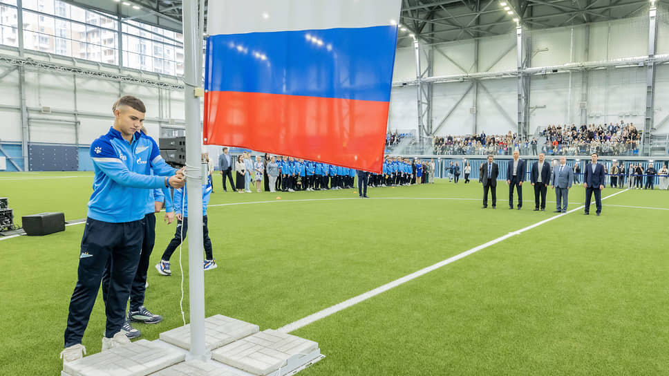 Торжественная линейка с поднятием флага РФ в присутствии сотрудников академии, учащихся, их родителей и высоких гостей.📷Фото: ФК «Зенит» / ТАСС