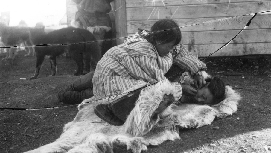 Сибирская женщина-юпик татуирует, Чукотка, 1901 год. Фото: https://ru.wikipedia.org