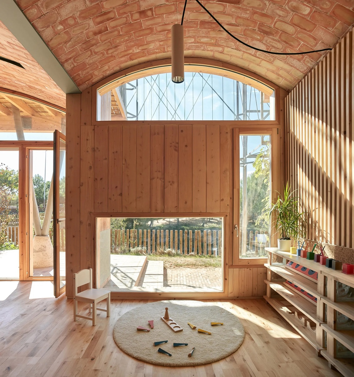 Architecture: Gradolí & Sanz Arquitectes | Project: Imagine Montessori School | Photo: Mariela Apollonio | Geo: Valencia, ES